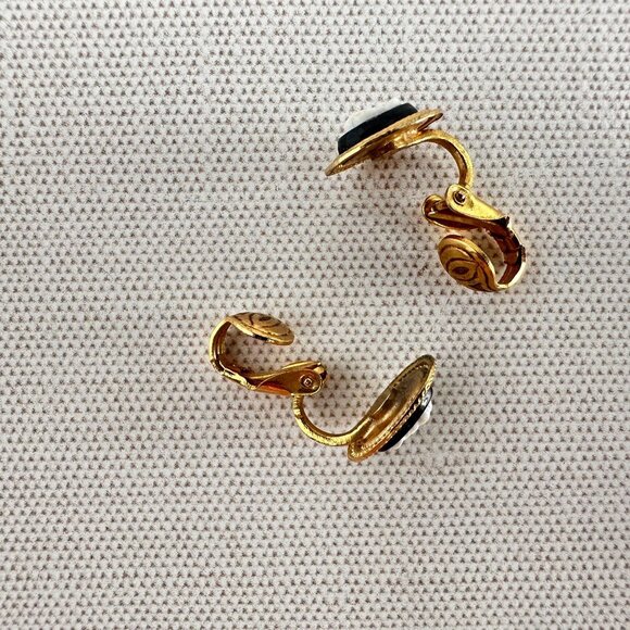 Vintage Black & White Cameo Clip-On Earrings Gold-Tone Oval 1/2" Resin - Picture 5 of 14